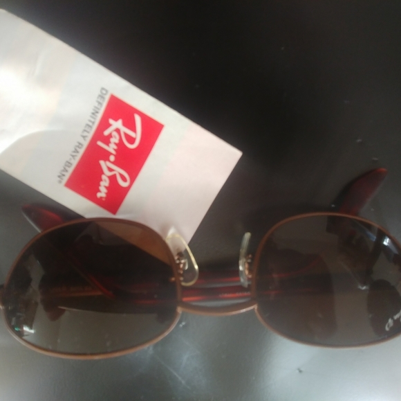 A pair of brand new RAYBAN sunglasses - Picture 5 of 5